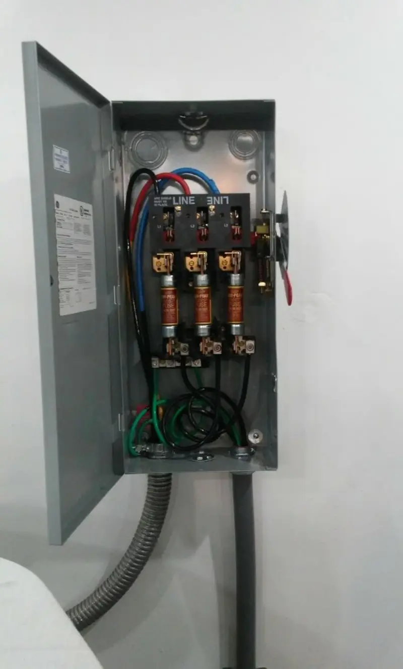 Three-phase disconnect switch installed for Electrical Wiring & Rewiring in Las Flores